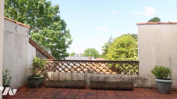 POUZAUGES CENTRE VILLE, GRANDE MAISON D'HABITATION DE 114 m² SUR SOUS-SOL COMPLET + GARAGE.