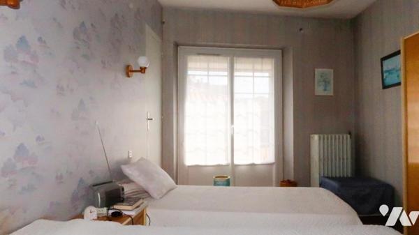 POUZAUGES CENTRE VILLE, GRANDE MAISON D'HABITATION DE 114 m² SUR SOUS-SOL COMPLET + GARAGE.