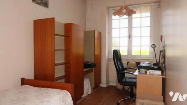 POUZAUGES CENTRE VILLE, GRANDE MAISON D'HABITATION DE 114 m² SUR SOUS-SOL COMPLET + GARAGE.