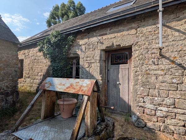 PLOUAY MAISON EN PIERRE SOUS ARDOISES 1 PIÈCE DE 50M² ENVIRON PARCELLE DE 140m² ENVIRON AVEC UN PUITS