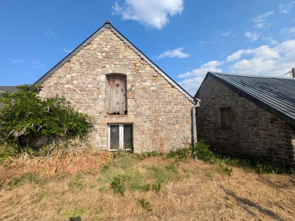 PLOUAY MAISON EN PIERRE SOUS ARDOISES 1 PIÈCE DE 50M² ENVIRON PARCELLE DE 140m² ENVIRON AVEC UN PUITS