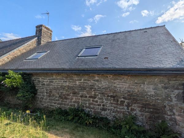 PLOUAY MAISON EN PIERRE SOUS ARDOISES 1 PIÈCE DE 50M² ENVIRON PARCELLE DE 140m² ENVIRON AVEC UN PUITS