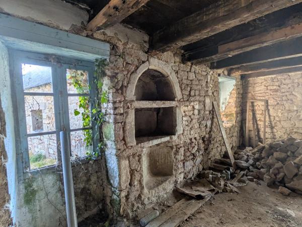PLOUAY MAISON EN PIERRE SOUS ARDOISES 1 PIÈCE DE 50M² ENVIRON PARCELLE DE 140m² ENVIRON AVEC UN PUITS