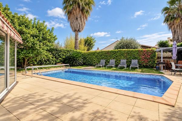 MARIGNANE ? MAISON DE 130 M² AVEC 4 CHAMBRES DONT 2 DE PLAIN-PIED, PISCINE ET JARDIN AVEC CUISINE D'ÉTÉ