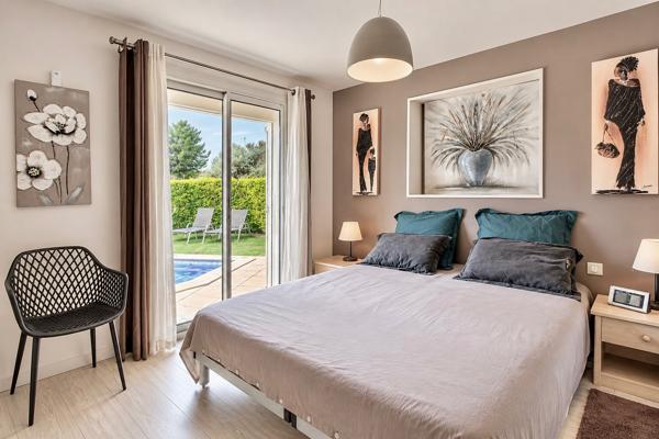 MARIGNANE ? MAISON DE 130 M² AVEC 4 CHAMBRES DONT 2 DE PLAIN-PIED, PISCINE ET JARDIN AVEC CUISINE D'ÉTÉ