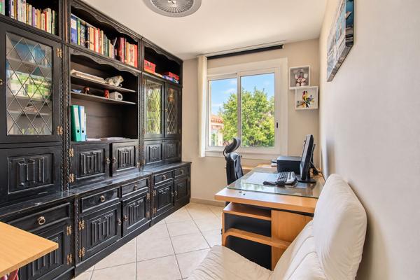 MARIGNANE ? MAISON DE 130 M² AVEC 4 CHAMBRES DONT 2 DE PLAIN-PIED, PISCINE ET JARDIN AVEC CUISINE D'ÉTÉ