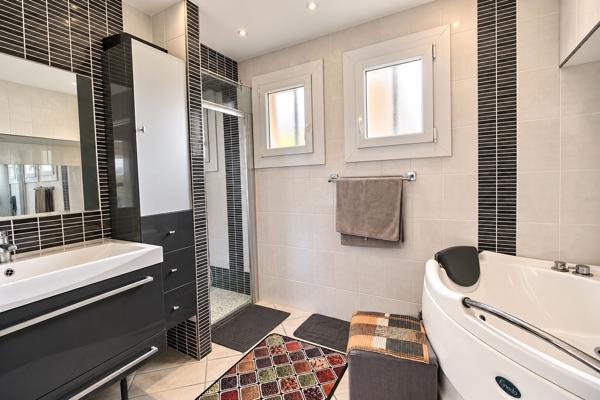 MARIGNANE ? MAISON DE 130 M² AVEC 4 CHAMBRES DONT 2 DE PLAIN-PIED, PISCINE ET JARDIN AVEC CUISINE D'ÉTÉ