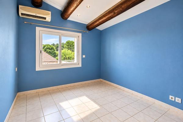 MARIGNANE ? MAISON DE 130 M² AVEC 4 CHAMBRES DONT 2 DE PLAIN-PIED, PISCINE ET JARDIN AVEC CUISINE D'ÉTÉ
