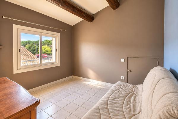 MARIGNANE ? MAISON DE 130 M² AVEC 4 CHAMBRES DONT 2 DE PLAIN-PIED, PISCINE ET JARDIN AVEC CUISINE D'ÉTÉ
