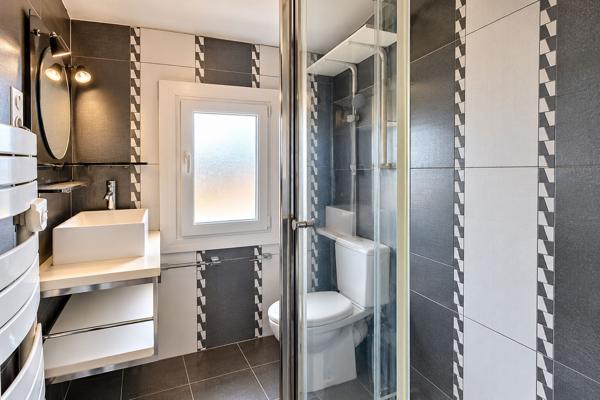 MARIGNANE ? MAISON DE 130 M² AVEC 4 CHAMBRES DONT 2 DE PLAIN-PIED, PISCINE ET JARDIN AVEC CUISINE D'ÉTÉ
