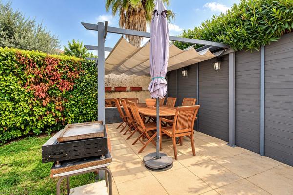 MARIGNANE ? MAISON DE 130 M² AVEC 4 CHAMBRES DONT 2 DE PLAIN-PIED, PISCINE ET JARDIN AVEC CUISINE D'ÉTÉ