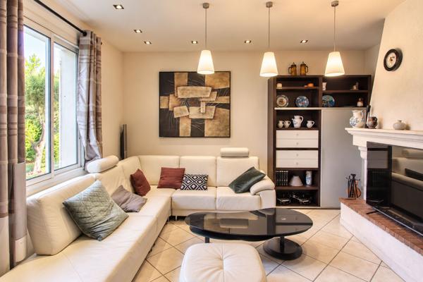 MARIGNANE ? MAISON DE 130 M² AVEC 4 CHAMBRES DONT 2 DE PLAIN-PIED, PISCINE ET JARDIN AVEC CUISINE D'ÉTÉ