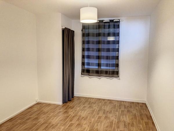 A vendre Angers Belle Beille,proche universités, appartement type 3 entièrement rénové à 3 minutes à pieds du tramwy, 2 chambres, cuisine ouverte aménagée équipée, cave, chauffage individuel.