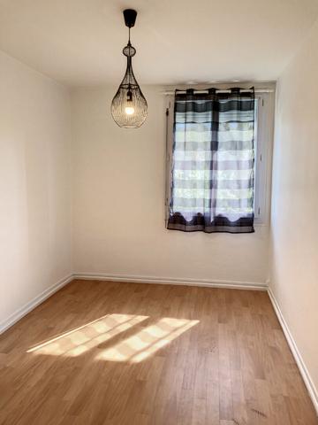 A vendre Angers Belle Beille,proche universités, appartement type 3 entièrement rénové à 3 minutes à pieds du tramwy, 2 chambres, cuisine ouverte aménagée équipée, cave, chauffage individuel.