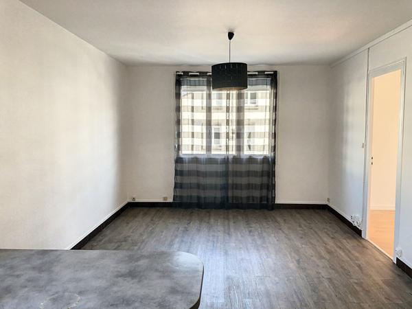 A vendre Angers Belle Beille,proche universités, appartement type 3 entièrement rénové à 3 minutes à pieds du tramwy, 2 chambres, cuisine ouverte aménagée équipée, cave, chauffage individuel.