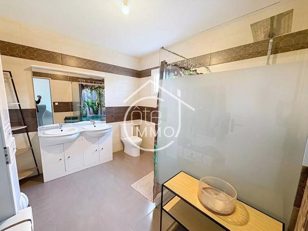 Port Sainte Foy : Maison de plain pied de 92m2  avec piscine  sur terrain de 3000m2.