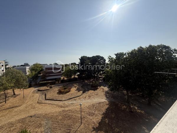 Appartement traversant et très lumineux d’environ 76 m², situé au 3ᵉ et dernier étage d’une résidence sécurisée de 1975, sans ascenseur.

En bon état général, il se compose d’une entrée, d’une cuisine aménagée et équipée avec espace buanderie, ainsi que de deux belles pièces de vie : un salon et un séjour, ce dernier pouvant facilement être aménagé en troisième chambre.
L’espace nuit comprend deux chambres sur parquet, dont une avec placard intégré, une salle d’eau avec douche et un WC suspendu indépendant.
L’appartement bénéficie de la fibre et les fenêtres du salon ont récemment été remplacées.
La copropriété passera au chauffage urbain en 2027 : les travaux nécessaires ont d’ores et déjà été votés et intégralement payés, un véritable atout pour les futurs propriétaires.
À proximité des transports en commun et des écoles, sa configuration modulable et ses beaux volumes lui permettent de s’adapter à de nombreux projets : premier achat, vie de famille ou investissement locatif.