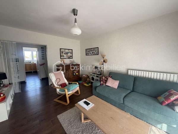 Appartement traversant et très lumineux d’environ 76 m², situé au 3ᵉ et dernier étage d’une résidence sécurisée de 1975, sans ascenseur.

En bon état général, il se compose d’une entrée, d’une cuisine aménagée et équipée avec espace buanderie, ainsi que de deux belles pièces de vie : un salon et un séjour, ce dernier pouvant facilement être aménagé en troisième chambre.
L’espace nuit comprend deux chambres sur parquet, dont une avec placard intégré, une salle d’eau avec douche et un WC suspendu indépendant.
L’appartement bénéficie de la fibre et les fenêtres du salon ont récemment été remplacées.
La copropriété passera au chauffage urbain en 2027 : les travaux nécessaires ont d’ores et déjà été votés et intégralement payés, un véritable atout pour les futurs propriétaires.
À proximité des transports en commun et des écoles, sa configuration modulable et ses beaux volumes lui permettent de s’adapter à de nombreux projets : premier achat, vie de famille ou investissement locatif.
