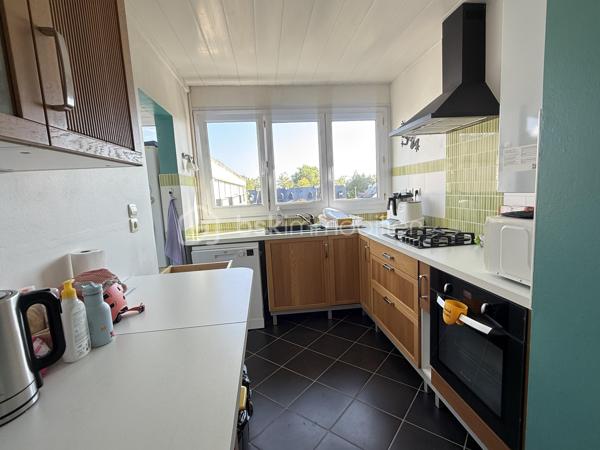 Appartement traversant et très lumineux d’environ 76 m², situé au 3ᵉ et dernier étage d’une résidence sécurisée de 1975, sans ascenseur.

En bon état général, il se compose d’une entrée, d’une cuisine aménagée et équipée avec espace buanderie, ainsi que de deux belles pièces de vie : un salon et un séjour, ce dernier pouvant facilement être aménagé en troisième chambre.
L’espace nuit comprend deux chambres sur parquet, dont une avec placard intégré, une salle d’eau avec douche et un WC suspendu indépendant.
L’appartement bénéficie de la fibre et les fenêtres du salon ont récemment été remplacées.
La copropriété passera au chauffage urbain en 2027 : les travaux nécessaires ont d’ores et déjà été votés et intégralement payés, un véritable atout pour les futurs propriétaires.
À proximité des transports en commun et des écoles, sa configuration modulable et ses beaux volumes lui permettent de s’adapter à de nombreux projets : premier achat, vie de famille ou investissement locatif.