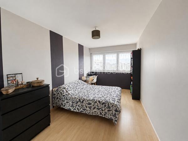 Appartement traversant et très lumineux d’environ 76 m², situé au 3ᵉ et dernier étage d’une résidence sécurisée de 1975, sans ascenseur.

En bon état général, il se compose d’une entrée, d’une cuisine aménagée et équipée avec espace buanderie, ainsi que de deux belles pièces de vie : un salon et un séjour, ce dernier pouvant facilement être aménagé en troisième chambre.
L’espace nuit comprend deux chambres sur parquet, dont une avec placard intégré, une salle d’eau avec douche et un WC suspendu indépendant.
L’appartement bénéficie de la fibre et les fenêtres du salon ont récemment été remplacées.
La copropriété passera au chauffage urbain en 2027 : les travaux nécessaires ont d’ores et déjà été votés et intégralement payés, un véritable atout pour les futurs propriétaires.
À proximité des transports en commun et des écoles, sa configuration modulable et ses beaux volumes lui permettent de s’adapter à de nombreux projets : premier achat, vie de famille ou investissement locatif.