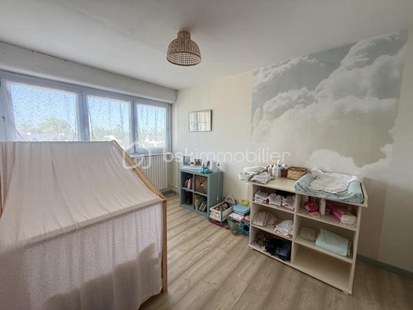 Appartement traversant et très lumineux d’environ 76 m², situé au 3ᵉ et dernier étage d’une résidence sécurisée de 1975, sans ascenseur.

En bon état général, il se compose d’une entrée, d’une cuisine aménagée et équipée avec espace buanderie, ainsi que de deux belles pièces de vie : un salon et un séjour, ce dernier pouvant facilement être aménagé en troisième chambre.
L’espace nuit comprend deux chambres sur parquet, dont une avec placard intégré, une salle d’eau avec douche et un WC suspendu indépendant.
L’appartement bénéficie de la fibre et les fenêtres du salon ont récemment été remplacées.
La copropriété passera au chauffage urbain en 2027 : les travaux nécessaires ont d’ores et déjà été votés et intégralement payés, un véritable atout pour les futurs propriétaires.
À proximité des transports en commun et des écoles, sa configuration modulable et ses beaux volumes lui permettent de s’adapter à de nombreux projets : premier achat, vie de famille ou investissement locatif.