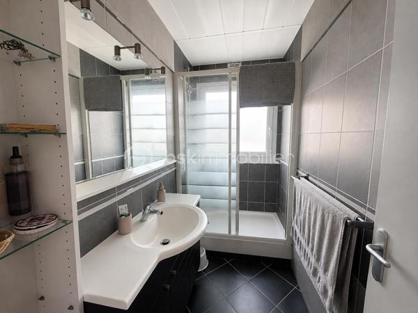 Appartement traversant et très lumineux d’environ 76 m², situé au 3ᵉ et dernier étage d’une résidence sécurisée de 1975, sans ascenseur.

En bon état général, il se compose d’une entrée, d’une cuisine aménagée et équipée avec espace buanderie, ainsi que de deux belles pièces de vie : un salon et un séjour, ce dernier pouvant facilement être aménagé en troisième chambre.
L’espace nuit comprend deux chambres sur parquet, dont une avec placard intégré, une salle d’eau avec douche et un WC suspendu indépendant.
L’appartement bénéficie de la fibre et les fenêtres du salon ont récemment été remplacées.
La copropriété passera au chauffage urbain en 2027 : les travaux nécessaires ont d’ores et déjà été votés et intégralement payés, un véritable atout pour les futurs propriétaires.
À proximité des transports en commun et des écoles, sa configuration modulable et ses beaux volumes lui permettent de s’adapter à de nombreux projets : premier achat, vie de famille ou investissement locatif.