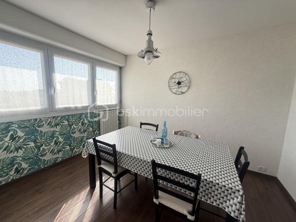 Appartement traversant et très lumineux d’environ 76 m², situé au 3ᵉ et dernier étage d’une résidence sécurisée de 1975, sans ascenseur.

En bon état général, il se compose d’une entrée, d’une cuisine aménagée et équipée avec espace buanderie, ainsi que de deux belles pièces de vie : un salon et un séjour, ce dernier pouvant facilement être aménagé en troisième chambre.
L’espace nuit comprend deux chambres sur parquet, dont une avec placard intégré, une salle d’eau avec douche et un WC suspendu indépendant.
L’appartement bénéficie de la fibre et les fenêtres du salon ont récemment été remplacées.
La copropriété passera au chauffage urbain en 2027 : les travaux nécessaires ont d’ores et déjà été votés et intégralement payés, un véritable atout pour les futurs propriétaires.
À proximité des transports en commun et des écoles, sa configuration modulable et ses beaux volumes lui permettent de s’adapter à de nombreux projets : premier achat, vie de famille ou investissement locatif.