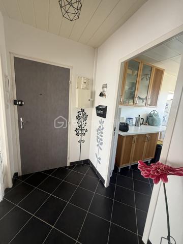 Appartement traversant et très lumineux d’environ 76 m², situé au 3ᵉ et dernier étage d’une résidence sécurisée de 1975, sans ascenseur.

En bon état général, il se compose d’une entrée, d’une cuisine aménagée et équipée avec espace buanderie, ainsi que de deux belles pièces de vie : un salon et un séjour, ce dernier pouvant facilement être aménagé en troisième chambre.
L’espace nuit comprend deux chambres sur parquet, dont une avec placard intégré, une salle d’eau avec douche et un WC suspendu indépendant.
L’appartement bénéficie de la fibre et les fenêtres du salon ont récemment été remplacées.
La copropriété passera au chauffage urbain en 2027 : les travaux nécessaires ont d’ores et déjà été votés et intégralement payés, un véritable atout pour les futurs propriétaires.
À proximité des transports en commun et des écoles, sa configuration modulable et ses beaux volumes lui permettent de s’adapter à de nombreux projets : premier achat, vie de famille ou investissement locatif.
