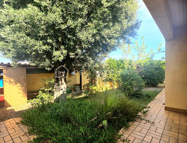 Située dans un cadre paisible, cette maison est une parfaite évasion pour ceux qui recherchent le calme sans sacrifier la proximité urbaine. Construit en 1990, ce bijou offre un environnement propice à la détente et au bien-être.

D'une superficie habitable de 81 m², cette maison dispose de 4 pièces offrant un espace de vie confortable et bien agencé. Les matériaux et l'isolation sont de bonne qualité, garantissant confort et durabilité.

Son intérieur parfaitement conçu offre un potentiel de personnalisation sans besoins de gros travaux. 
Son extérieur de plus de 360 m² piscinable, sera vous séduire. 
Climatisation gainable, volets électriques, forage, ...
Équipements modernes et commodités urbaines à proximité complètent cet ensemble.

Profitez d’une opportunité rare d’acquérir une maison à fort potentiel grâce à la mandataire SANDRA GONÇALVES. Ne manquez pas cette chance unique!