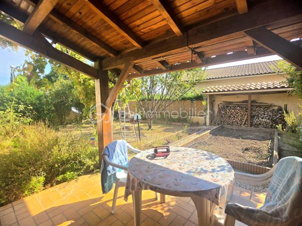 Située dans un cadre paisible, cette maison est une parfaite évasion pour ceux qui recherchent le calme sans sacrifier la proximité urbaine. Construit en 1990, ce bijou offre un environnement propice à la détente et au bien-être.

D'une superficie habitable de 81 m², cette maison dispose de 4 pièces offrant un espace de vie confortable et bien agencé. Les matériaux et l'isolation sont de bonne qualité, garantissant confort et durabilité.

Son intérieur parfaitement conçu offre un potentiel de personnalisation sans besoins de gros travaux. 
Son extérieur de plus de 360 m² piscinable, sera vous séduire. 
Climatisation gainable, volets électriques, forage, ...
Équipements modernes et commodités urbaines à proximité complètent cet ensemble.

Profitez d’une opportunité rare d’acquérir une maison à fort potentiel grâce à la mandataire SANDRA GONÇALVES. Ne manquez pas cette chance unique!