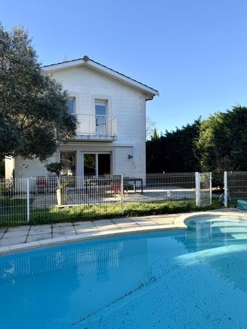 Villa lumineuse avec piscine