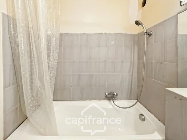 SAINT RAPHAEL opportunité à saisir :appartement meublé de  45 m2  fonctionnel 2ème étage sans ascenseur, place de parking attitrée et cave privative