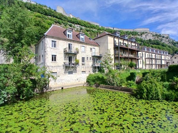 Laissez vous séduire pour ce très bel appartement T5 duplex neuf ( en cours de travaux) idéalement situé au dernier étage aux volumes généreux+ terrasse, très bien plaçé à coté du doubs, pour faire des promenades à pieds ou vélo, jogging etc....et centre-ville, dans un immeuble en cours de restauration.
Imaginez vous....dans cet appartement qui vous propose: une entrée avec porte blindée, votre très belle pièce de vie d'environ 43m2( avec entrée) un accès sur une terrasse, une chambre parentale avec salle d'eau, un grand espace pour cellier ou dressing, un cabinet de toilette.
A l'étage, vous trouvez trois chambres, une salle de bains et cabinet de toilette+ espace dressing.
Votre appartement possède un chauffage en aérothermie+ clim réversible, possible achat parking, des frais de notaire réduit,  surface indiqué utile, honoraires inclus charge vendeurs.
Attention les photos intérieurs et des communs sont d'un appartement vendu en 2022 ( première tranche) et idem pour les photos des communs pour avoir un visuel terminé.
Habitez dans une résidence de caractère!!!
Renseignements et rendez vous du lundi au samedi de 8h à 20 h