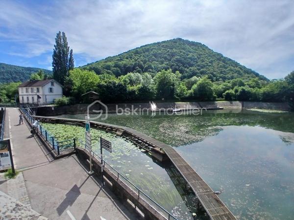Laissez vous séduire pour ce très bel appartement T5 duplex neuf ( en cours de travaux) idéalement situé au dernier étage aux volumes généreux+ terrasse, très bien plaçé à coté du doubs, pour faire des promenades à pieds ou vélo, jogging etc....et centre-ville, dans un immeuble en cours de restauration.
Imaginez vous....dans cet appartement qui vous propose: une entrée avec porte blindée, votre très belle pièce de vie d'environ 43m2( avec entrée) un accès sur une terrasse, une chambre parentale avec salle d'eau, un grand espace pour cellier ou dressing, un cabinet de toilette.
A l'étage, vous trouvez trois chambres, une salle de bains et cabinet de toilette+ espace dressing.
Votre appartement possède un chauffage en aérothermie+ clim réversible, possible achat parking, des frais de notaire réduit,  surface indiqué utile, honoraires inclus charge vendeurs.
Attention les photos intérieurs et des communs sont d'un appartement vendu en 2022 ( première tranche) et idem pour les photos des communs pour avoir un visuel terminé.
Habitez dans une résidence de caractère!!!
Renseignements et rendez vous du lundi au samedi de 8h à 20 h