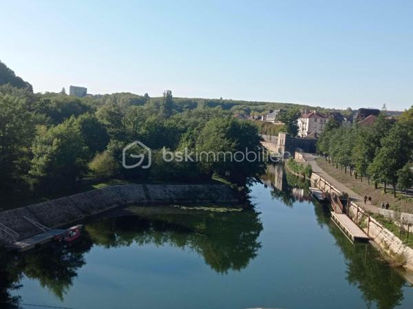 Laissez vous séduire pour ce très bel appartement T5 duplex neuf ( en cours de travaux) idéalement situé au dernier étage aux volumes généreux+ terrasse, très bien plaçé à coté du doubs, pour faire des promenades à pieds ou vélo, jogging etc....et centre-ville, dans un immeuble en cours de restauration.
Imaginez vous....dans cet appartement qui vous propose: une entrée avec porte blindée, votre très belle pièce de vie d'environ 43m2( avec entrée) un accès sur une terrasse, une chambre parentale avec salle d'eau, un grand espace pour cellier ou dressing, un cabinet de toilette.
A l'étage, vous trouvez trois chambres, une salle de bains et cabinet de toilette+ espace dressing.
Votre appartement possède un chauffage en aérothermie+ clim réversible, possible achat parking, des frais de notaire réduit,  surface indiqué utile, honoraires inclus charge vendeurs.
Attention les photos intérieurs et des communs sont d'un appartement vendu en 2022 ( première tranche) et idem pour les photos des communs pour avoir un visuel terminé.
Habitez dans une résidence de caractère!!!
Renseignements et rendez vous du lundi au samedi de 8h à 20 h