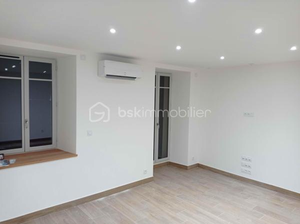 Laissez vous séduire pour ce très bel appartement T5 duplex neuf ( en cours de travaux) idéalement situé au dernier étage aux volumes généreux+ terrasse, très bien plaçé à coté du doubs, pour faire des promenades à pieds ou vélo, jogging etc....et centre-ville, dans un immeuble en cours de restauration.
Imaginez vous....dans cet appartement qui vous propose: une entrée avec porte blindée, votre très belle pièce de vie d'environ 43m2( avec entrée) un accès sur une terrasse, une chambre parentale avec salle d'eau, un grand espace pour cellier ou dressing, un cabinet de toilette.
A l'étage, vous trouvez trois chambres, une salle de bains et cabinet de toilette+ espace dressing.
Votre appartement possède un chauffage en aérothermie+ clim réversible, possible achat parking, des frais de notaire réduit,  surface indiqué utile, honoraires inclus charge vendeurs.
Attention les photos intérieurs et des communs sont d'un appartement vendu en 2022 ( première tranche) et idem pour les photos des communs pour avoir un visuel terminé.
Habitez dans une résidence de caractère!!!
Renseignements et rendez vous du lundi au samedi de 8h à 20 h
