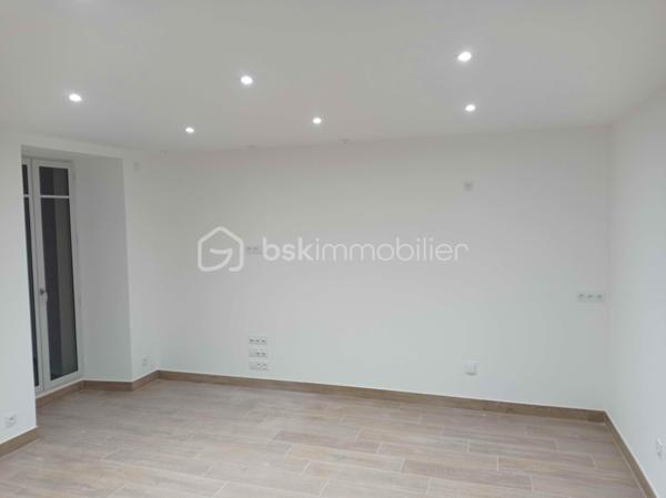Laissez vous séduire pour ce très bel appartement T5 duplex neuf ( en cours de travaux) idéalement situé au dernier étage aux volumes généreux+ terrasse, très bien plaçé à coté du doubs, pour faire des promenades à pieds ou vélo, jogging etc....et centre-ville, dans un immeuble en cours de restauration.
Imaginez vous....dans cet appartement qui vous propose: une entrée avec porte blindée, votre très belle pièce de vie d'environ 43m2( avec entrée) un accès sur une terrasse, une chambre parentale avec salle d'eau, un grand espace pour cellier ou dressing, un cabinet de toilette.
A l'étage, vous trouvez trois chambres, une salle de bains et cabinet de toilette+ espace dressing.
Votre appartement possède un chauffage en aérothermie+ clim réversible, possible achat parking, des frais de notaire réduit,  surface indiqué utile, honoraires inclus charge vendeurs.
Attention les photos intérieurs et des communs sont d'un appartement vendu en 2022 ( première tranche) et idem pour les photos des communs pour avoir un visuel terminé.
Habitez dans une résidence de caractère!!!
Renseignements et rendez vous du lundi au samedi de 8h à 20 h