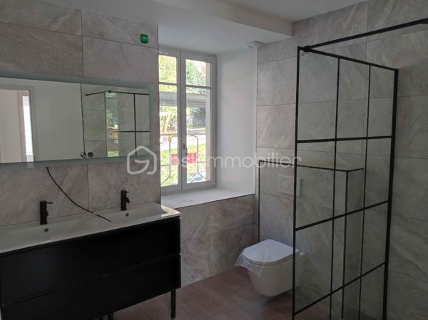Laissez vous séduire pour ce très bel appartement T5 duplex neuf ( en cours de travaux) idéalement situé au dernier étage aux volumes généreux+ terrasse, très bien plaçé à coté du doubs, pour faire des promenades à pieds ou vélo, jogging etc....et centre-ville, dans un immeuble en cours de restauration.
Imaginez vous....dans cet appartement qui vous propose: une entrée avec porte blindée, votre très belle pièce de vie d'environ 43m2( avec entrée) un accès sur une terrasse, une chambre parentale avec salle d'eau, un grand espace pour cellier ou dressing, un cabinet de toilette.
A l'étage, vous trouvez trois chambres, une salle de bains et cabinet de toilette+ espace dressing.
Votre appartement possède un chauffage en aérothermie+ clim réversible, possible achat parking, des frais de notaire réduit,  surface indiqué utile, honoraires inclus charge vendeurs.
Attention les photos intérieurs et des communs sont d'un appartement vendu en 2022 ( première tranche) et idem pour les photos des communs pour avoir un visuel terminé.
Habitez dans une résidence de caractère!!!
Renseignements et rendez vous du lundi au samedi de 8h à 20 h