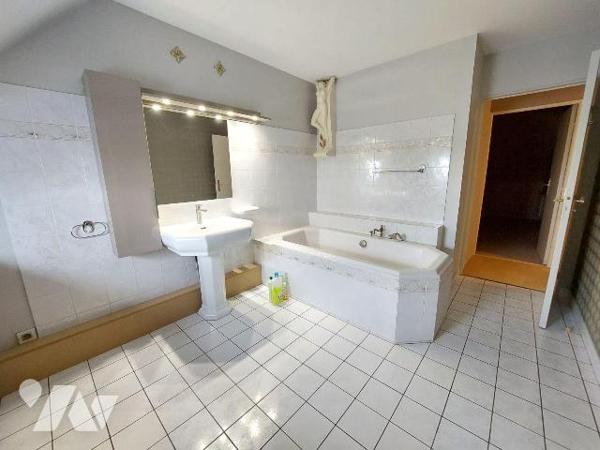  A VENDRE - Rennes (35) Appartement dernier étage T5 en Duplex + terrasse + cave + garage. A vi...