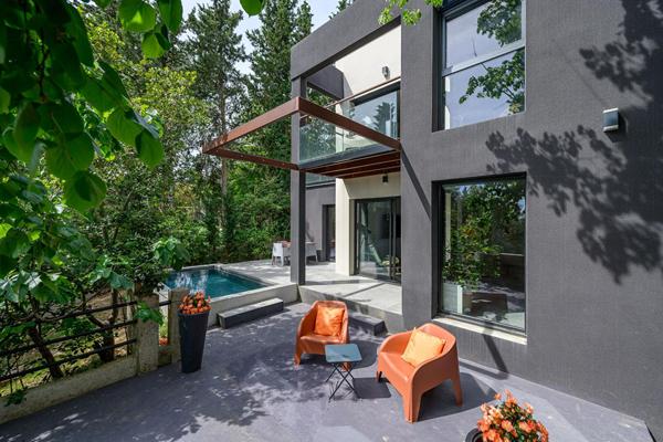 Maison contemporaine lovée dans la verdure avec piscine et vue