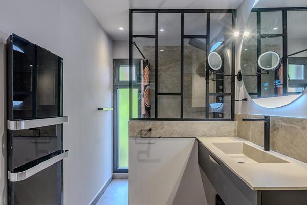 Maison contemporaine lovée dans la verdure avec piscine et vue