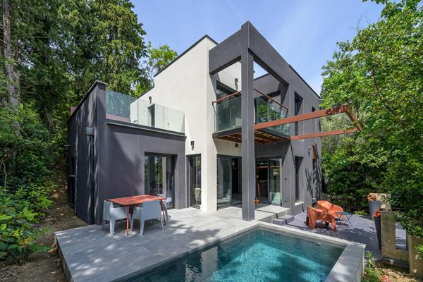 Maison contemporaine lovée dans la verdure avec piscine et vue