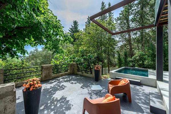 Maison contemporaine lovée dans la verdure avec piscine et vue