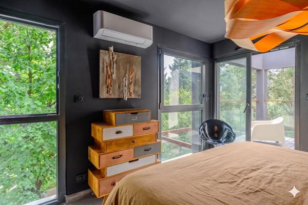Maison contemporaine lovée dans la verdure avec piscine et vue