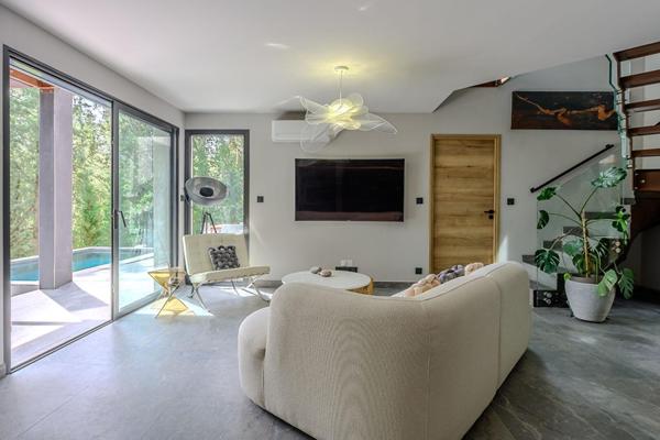 Maison contemporaine lovée dans la verdure avec piscine et vue