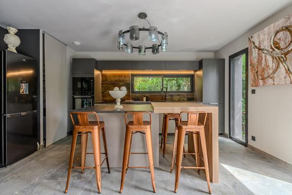 Maison contemporaine lovée dans la verdure avec piscine et vue
