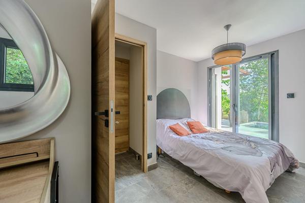 Maison contemporaine lovée dans la verdure avec piscine et vue