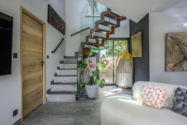 Maison contemporaine lovée dans la verdure avec piscine et vue