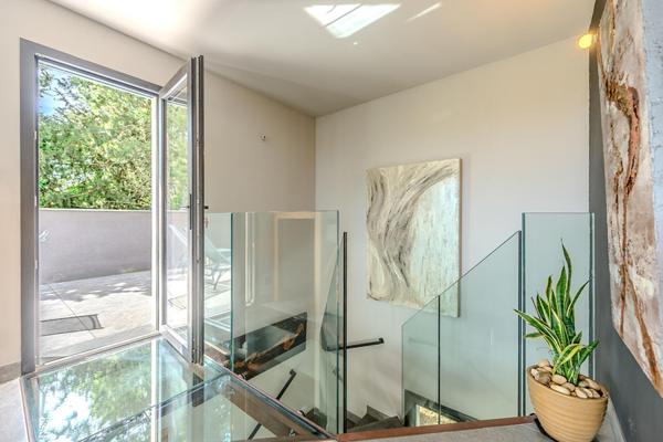 Maison contemporaine lovée dans la verdure avec piscine et vue