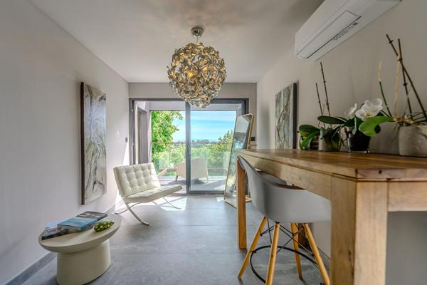 Maison contemporaine lovée dans la verdure avec piscine et vue